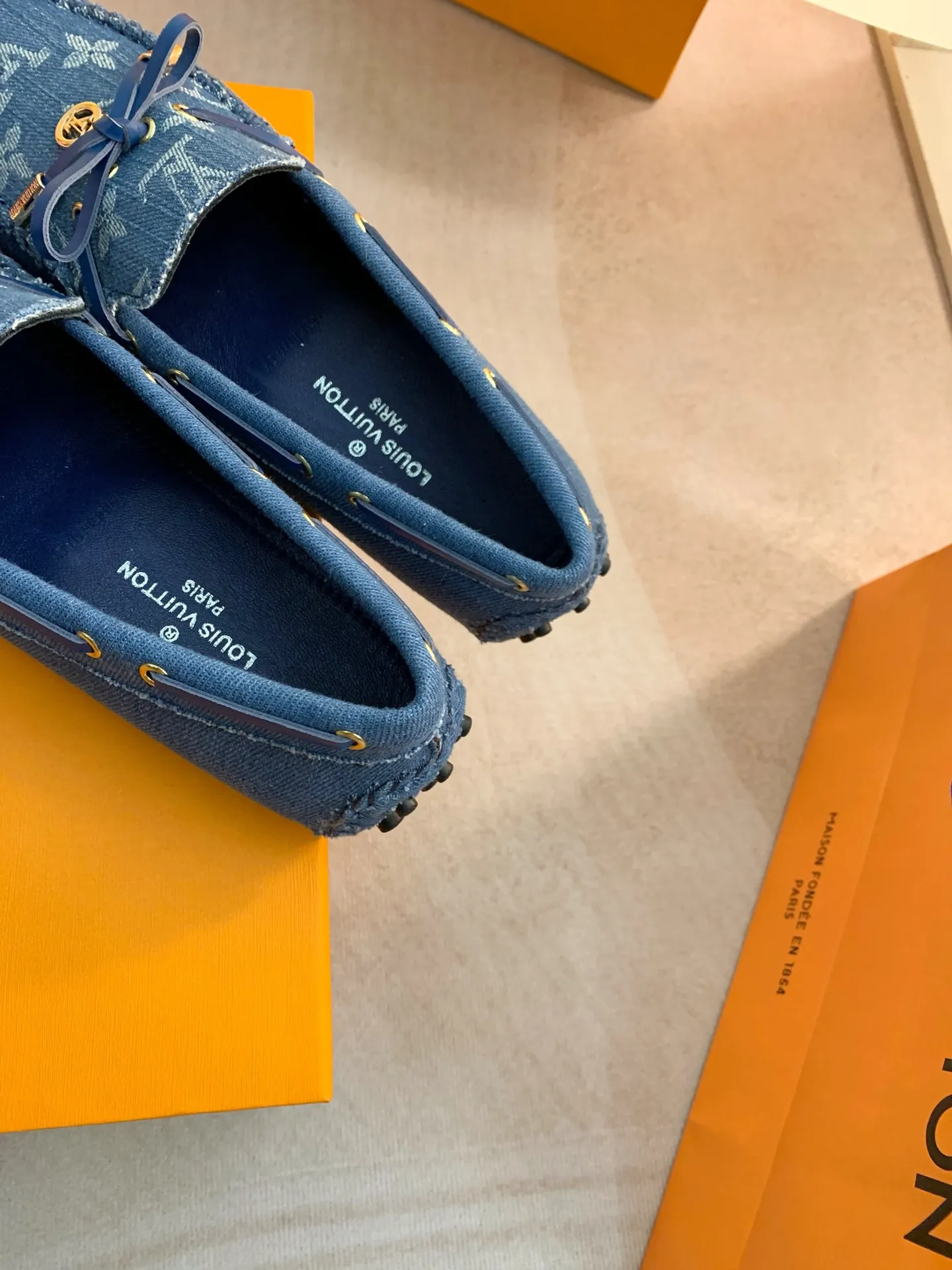 p460💰Couple model❤️🇫🇷 𝙇𝙤𝙪𝙞𝙨 𝙑𝙪𝙞𝙩𝙩𝙤𝙣 🇫🇷Louis Vuitton 2023 Classic𝓛𝓿 𝓣𝓻𝓪𝓲𝓷𝓮𝓻 Sports Series ➪➪➪¯ [Arizona Doudou Shoes Series] ▪️▪️▪️Arizona slip-on shoes are made of Monogram Eclipse canvas. Its hand-painted and dyed edges and hand-sewn uppers fully demonstrate Louis Vuitton's traditional shoemaking craftsmanship. This slip-on shoe is very lightweight. The integrated tongue and upper make it particularly comfortable and flexible. The soft outsole is equipped with rubber padding. Decorated with matching sash. Detailed features: ☑️Monogram Eclipse canvas ☑️Black Eclipse pattern ☑️Hand-painted shoe edges ☑️Hand-sewn uppers (each pair takes time to process) ☑️Integrated tongue and upper construction ☑️Outsole equipped with rubber lining ☑️size: 35_46